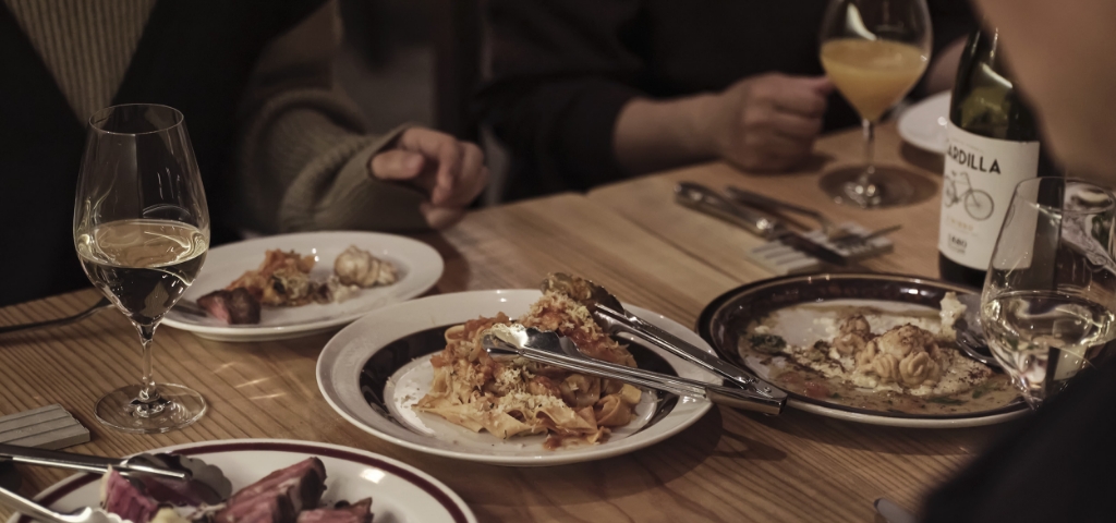 テーブルの上の料理やワイン