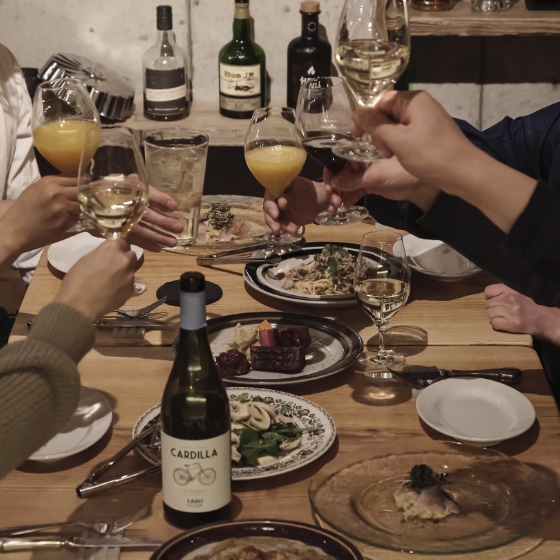 乾杯をしている様子